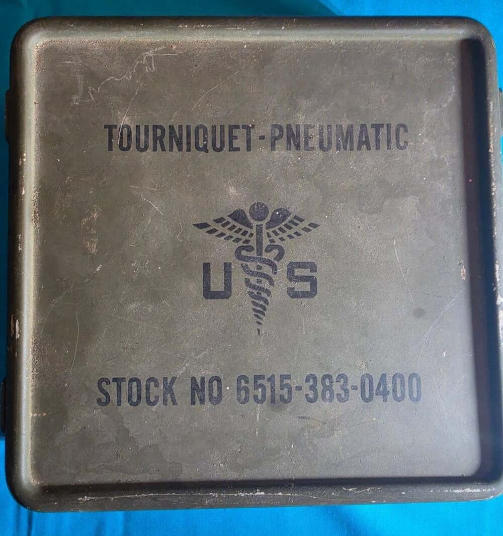 Vintage US Army Tourniquet Pneumatic Med Equip Metal Storage Case  6515-383-0400